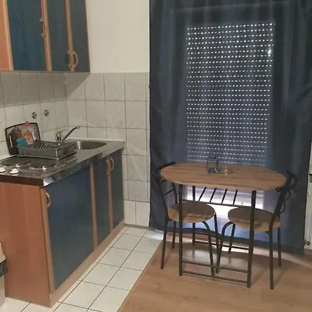 I Apartment *
